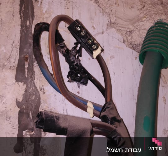 חוטי חשמל עם חיבורים חשופים וקופסת חיבורים